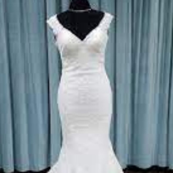 Sample Allure Madison James Ivory Lace Wedding Dress, Keyhole backless Vintage - Picture 3 of 6